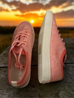 New Adorable Women’s Soludos Ashore Sneaker in Coral Confetti